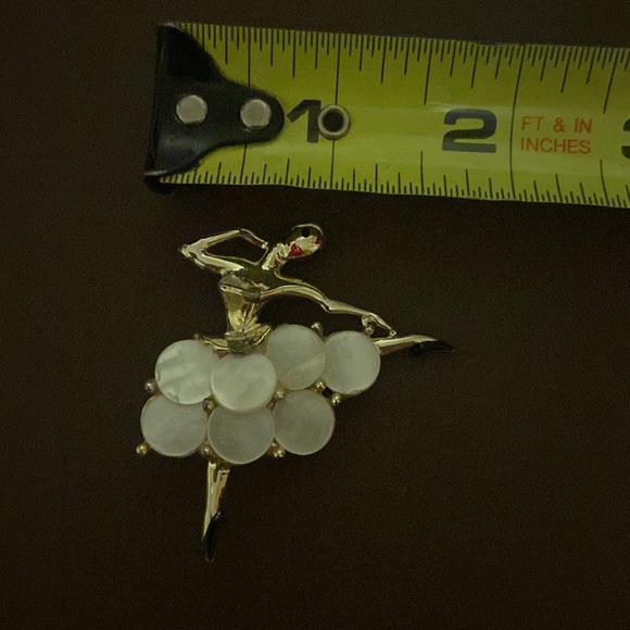 Vintage brooch/pin ballerina mother of pearl gold tone - Picture 11 of 12